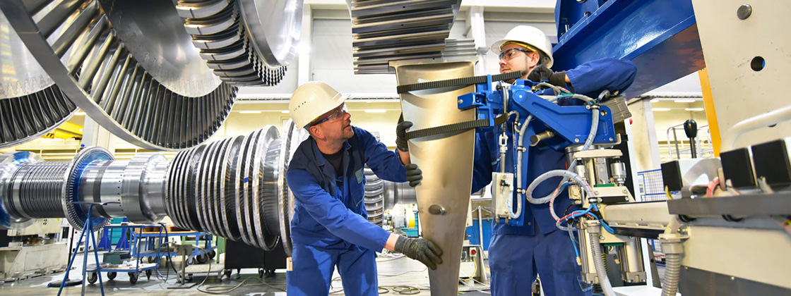 Tekniker monterar en turbin - ERP för maskinkonstruktion