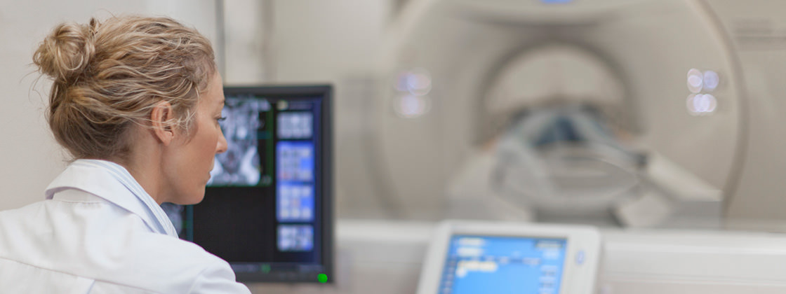 Medicinsk anställd driver CT scanner - ERP för medicinteknik